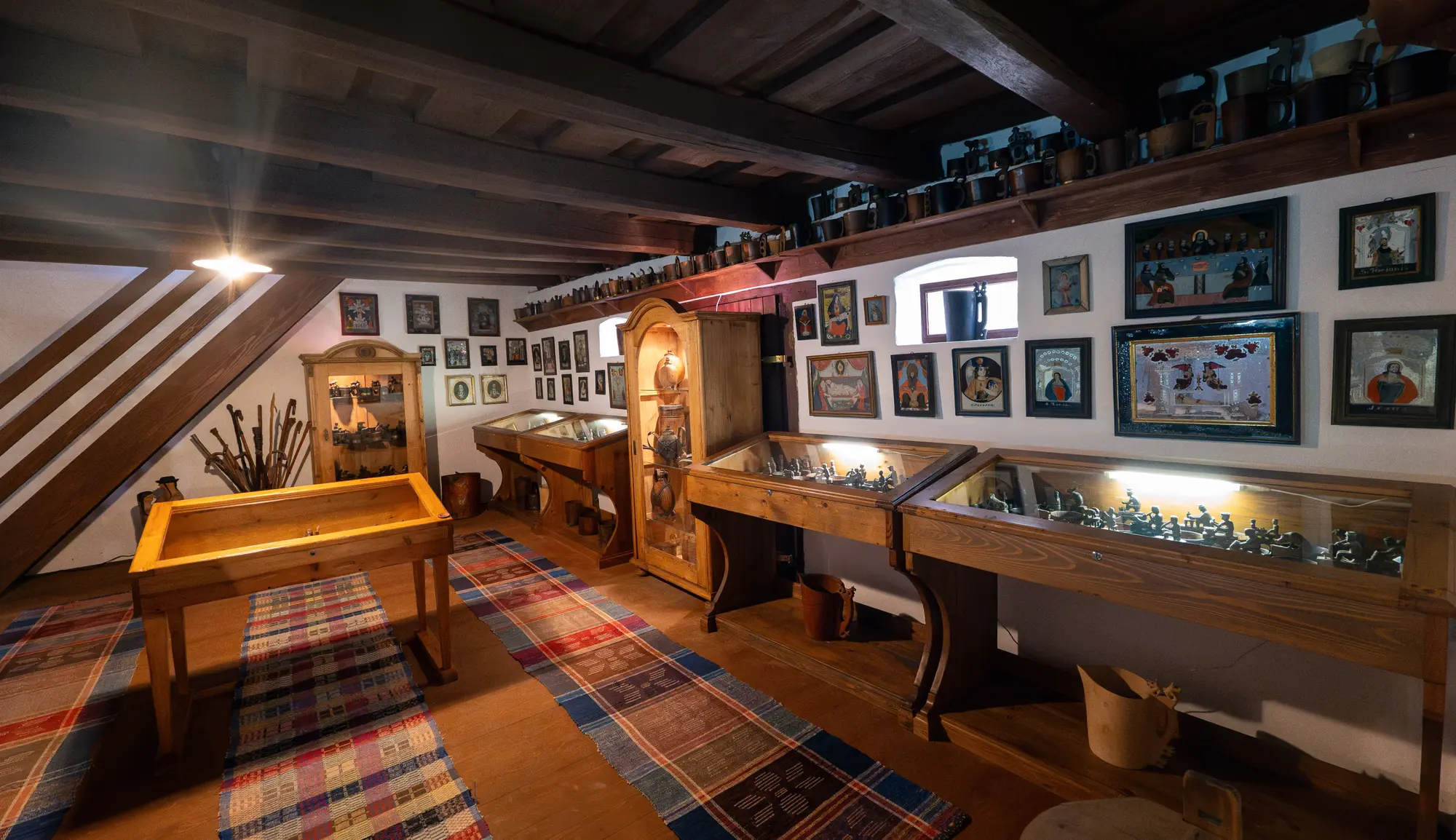 Múzejná expozícia s historickými predmetmi