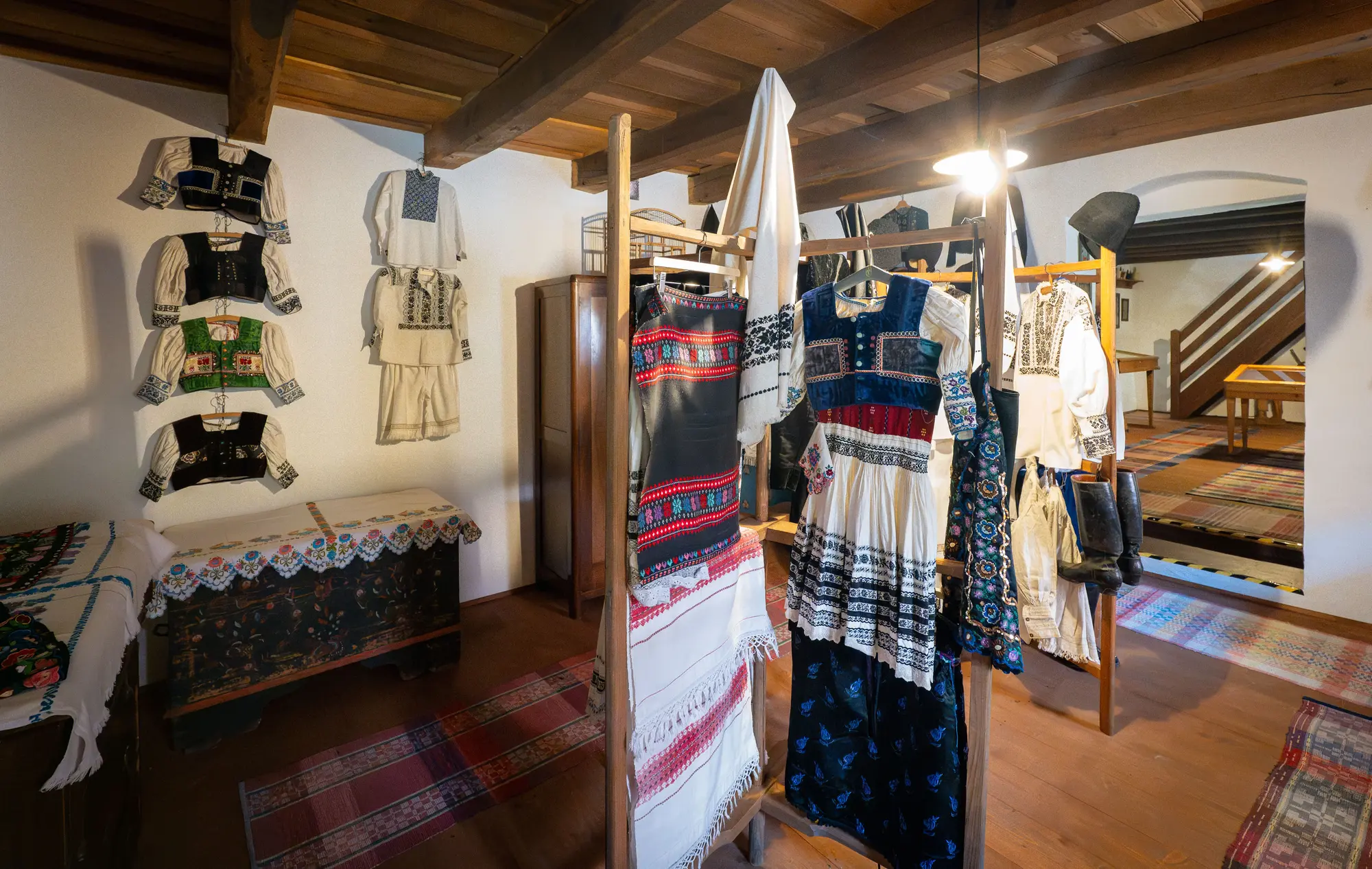 Expozícia tradičných ľudových krojov