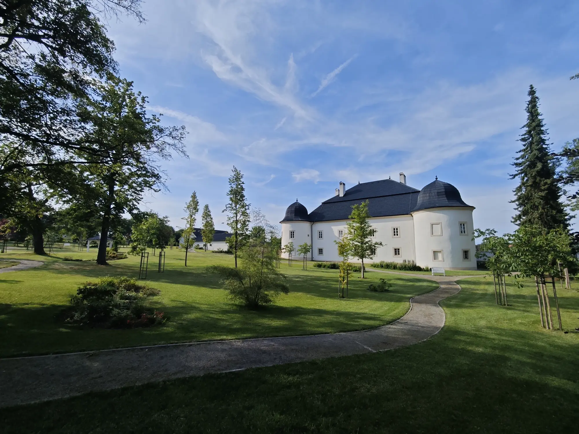 Pohľad na kaštieľ z parku