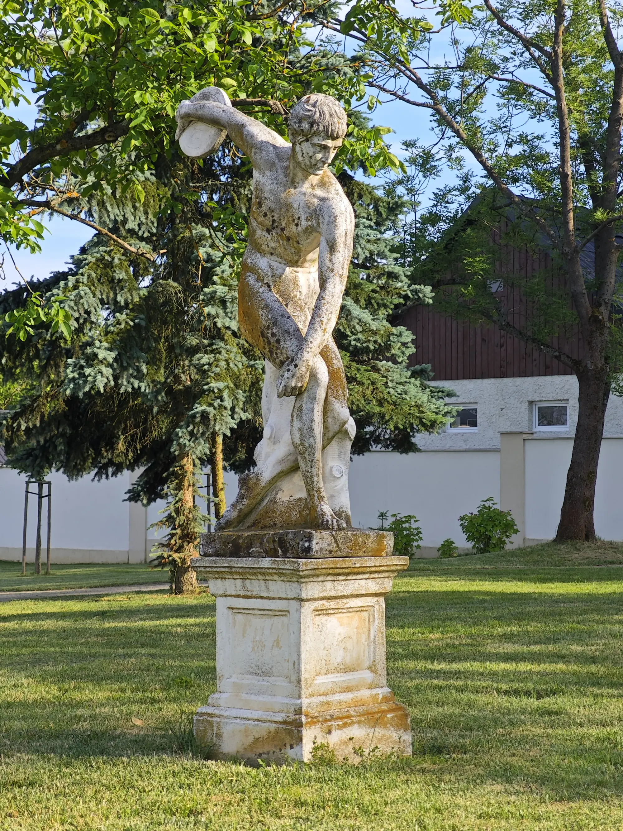 Historické sochy v parku