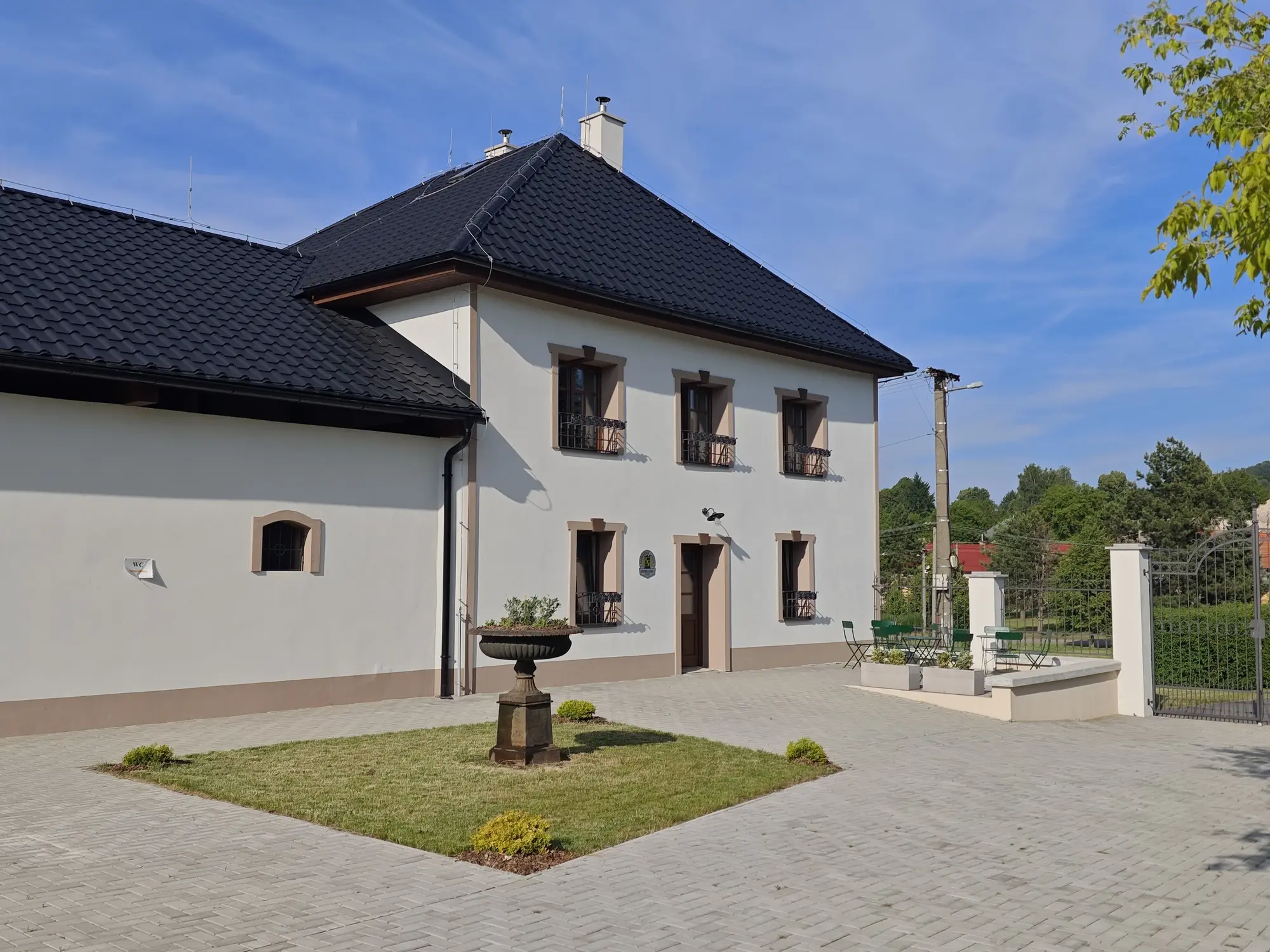 Hlavný vchod do albergu